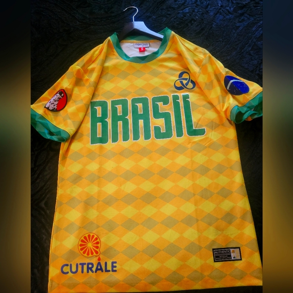 Brasil World Cup Classic soccer jersey Men small to medium size Yellow and Green